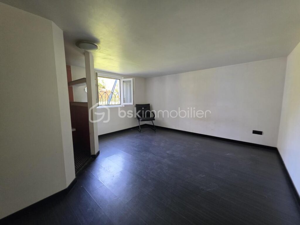Pavillon de plain pied avec sous sol – 4 pièces – 2 chambres – 90 m²
