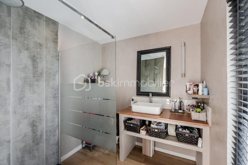 MAISON MODERNE QUASI AUTONOME AVEC PIECE DE VIE 80m2 – 5 pièces – 3 chambres – 163 m²