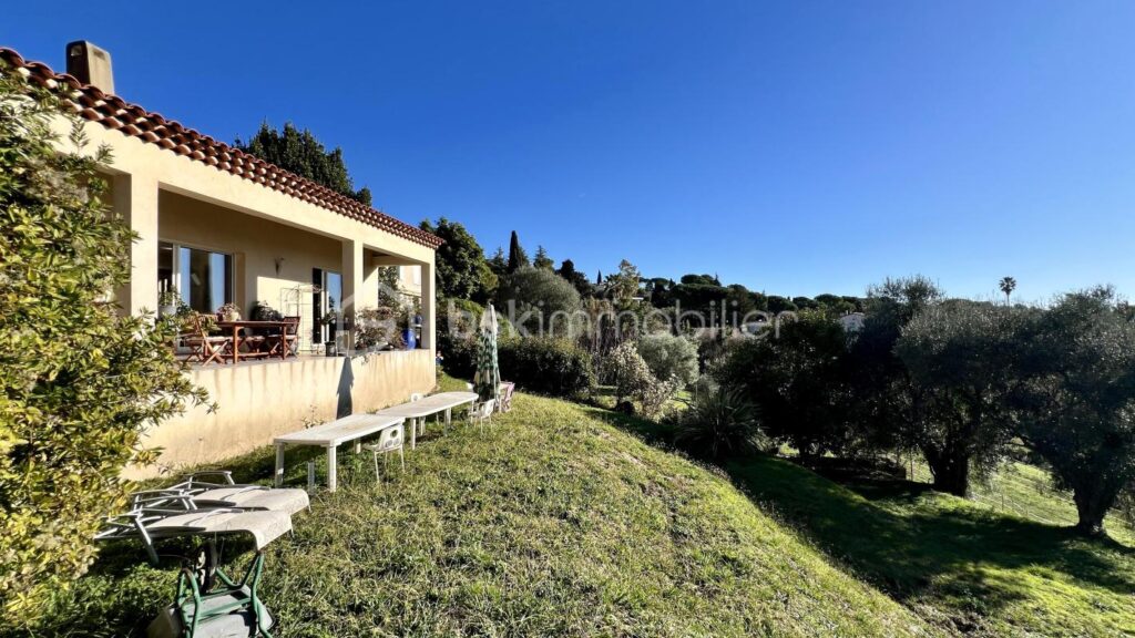 COUP DE CŒUR pour une villa individuelle à Vence Sud. Vue mer. Terrain piscinable – 4 pièces – 3 chambres – 135 m²