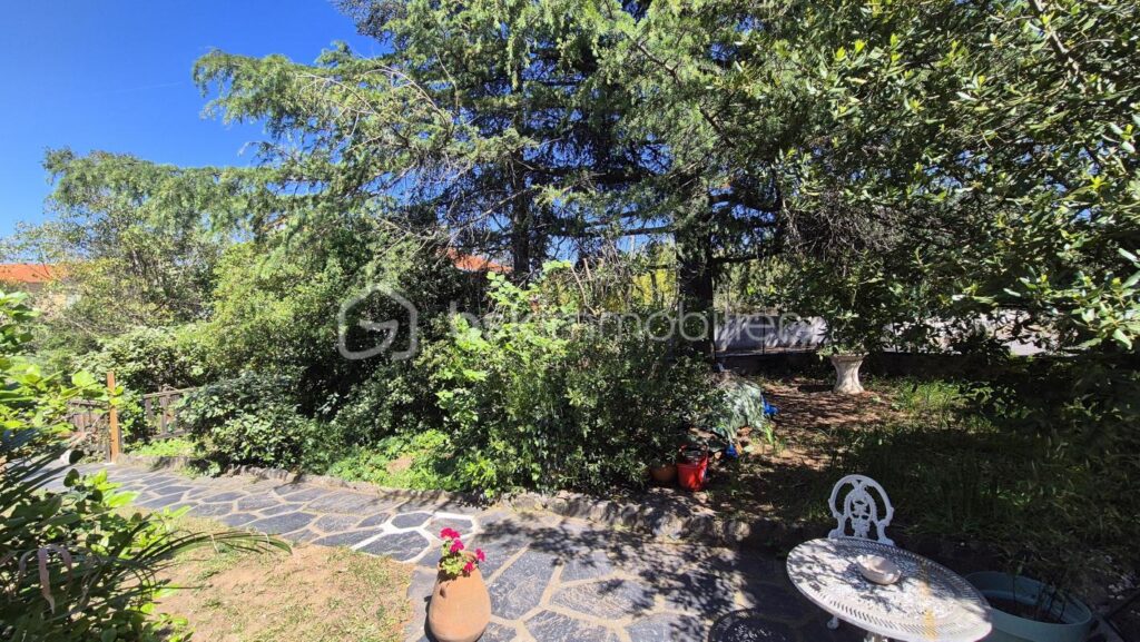 A VENDRE MAISON DE CARACTERE DE 278M² SUR TERRAIN DE 1562M² DONT UNE PARTIE CONSTRUCTIBLE A CERET – CENTRE VILLE – PROCHE DE TOUS LES COMMERCES ET DES ECOLES A PIED – AUCU VIS A VIS – PROCHE DU STADE – 11 pièces – 6 chambres – 278 m²