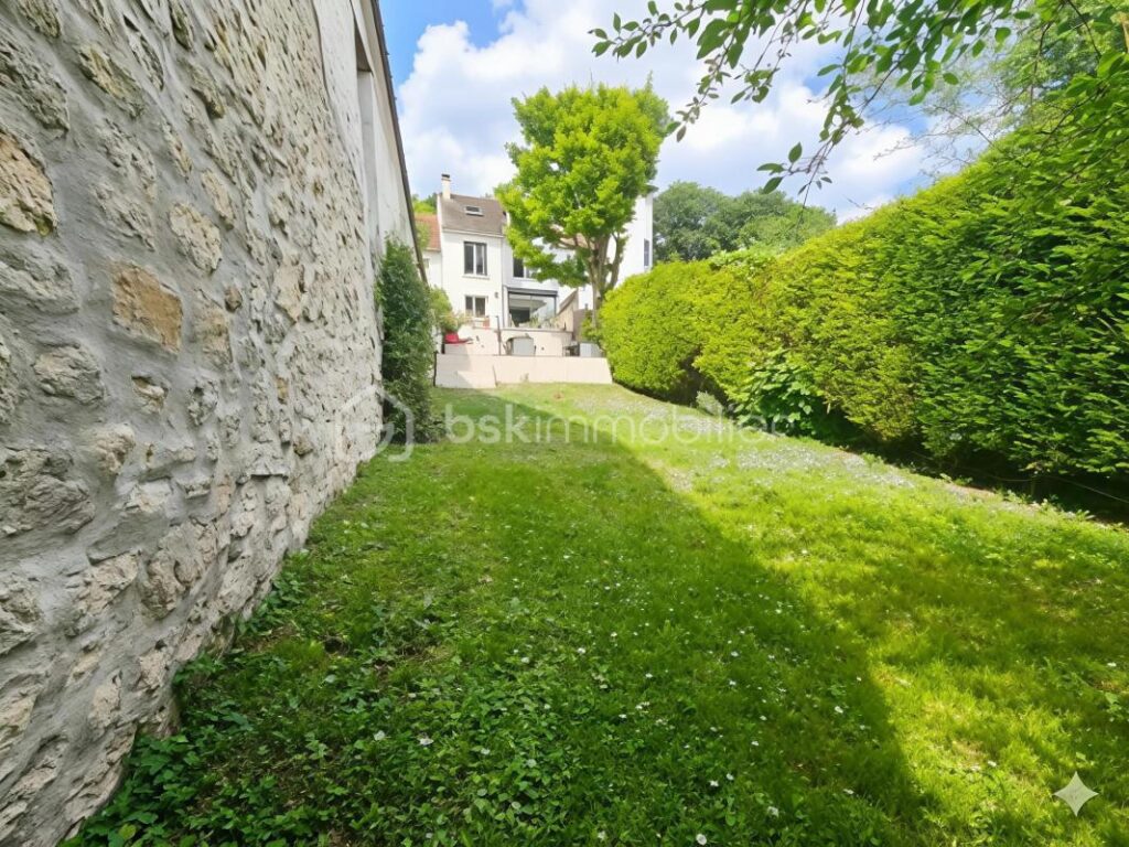 Charmante maison au coeur du village avec jardin – 6 pièces – 4 chambres – 142 m²