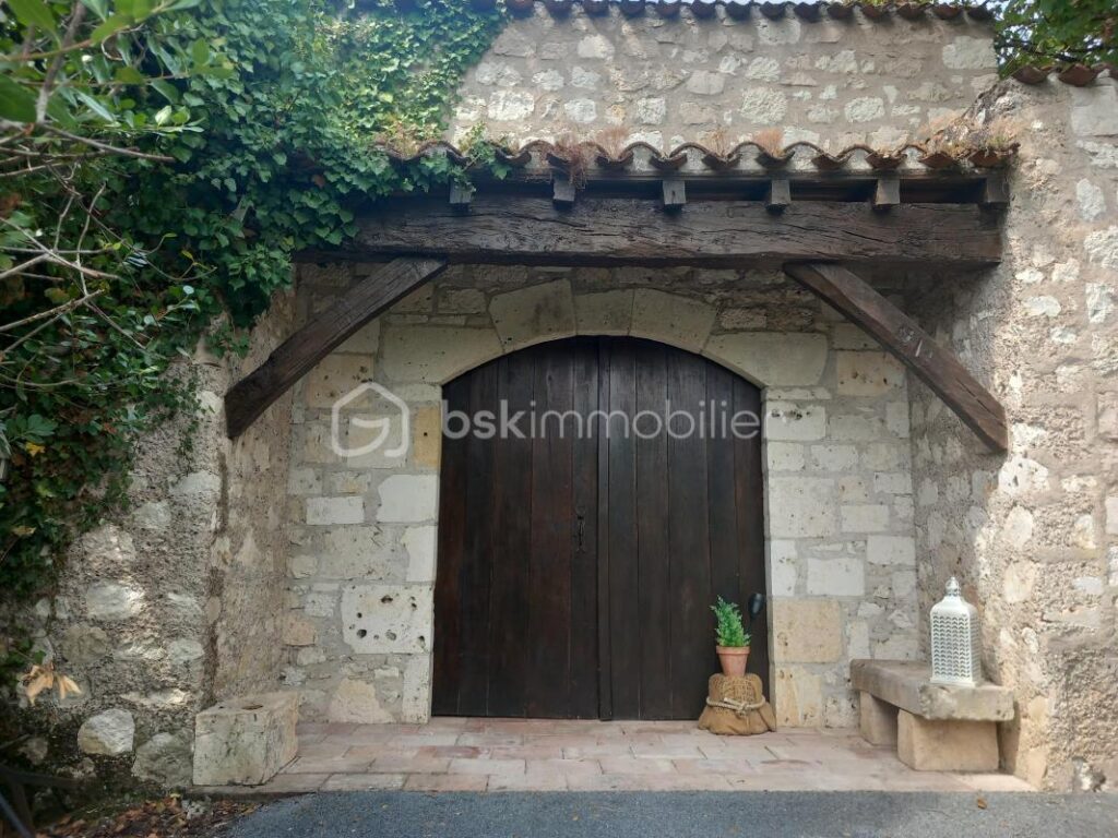 PROPRIETE EN PIERRE PROCHE AGEN- 3 CHAMBRES- MEZZANINE- JARDIN- CLOITRE – 5 pièces – 3 chambres – 181 m²