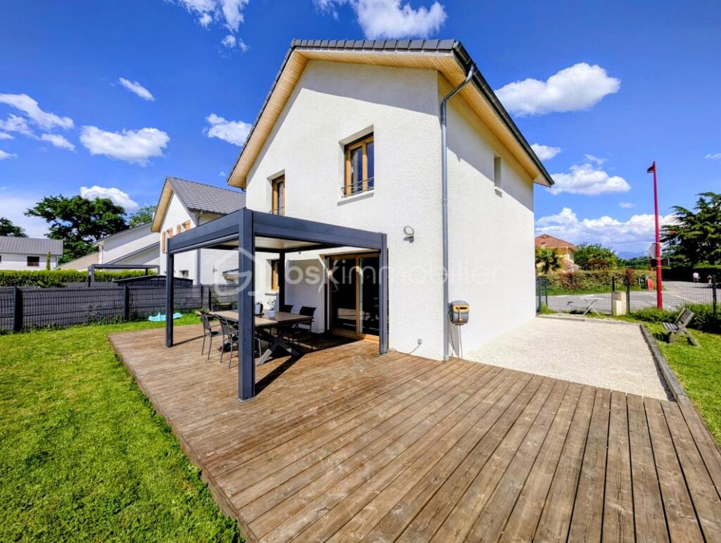 HAUTEVILLE-SUR-FIER — MAISON RECENTE — 4 CHAMBRES — CALME — VUE DEGAGEE — TERRASSE — JARDIN – 5 pièces – 4 chambres – 101 m²