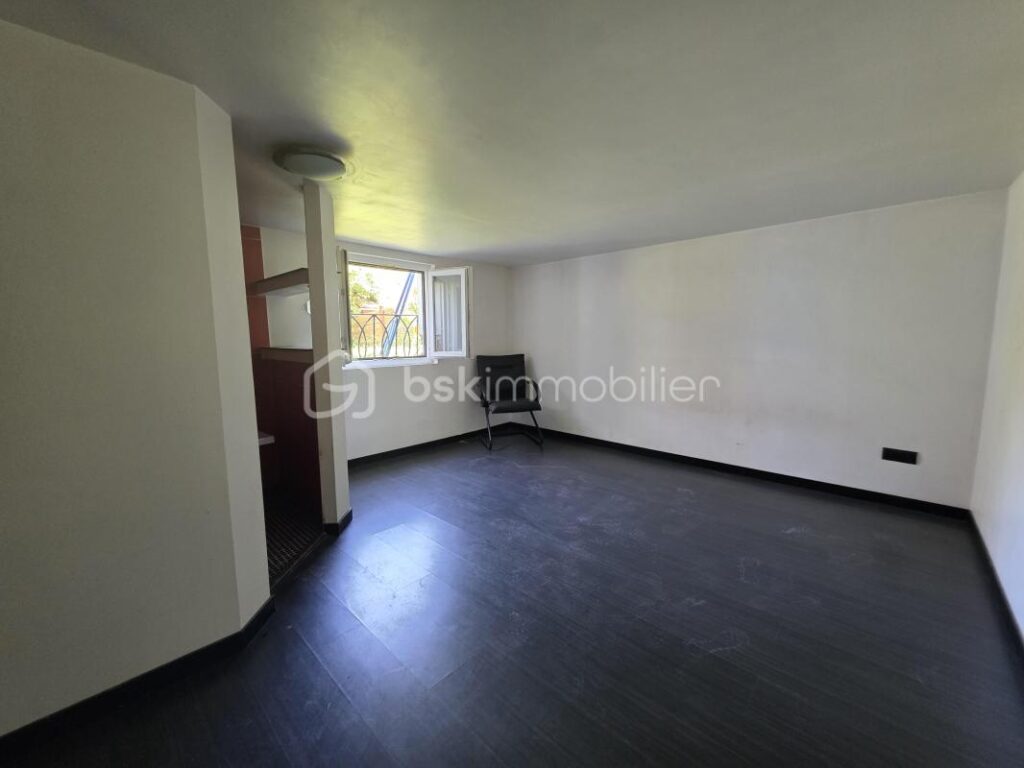 Pavillon de plain pied avec sous sol – 4 pièces – 2 chambres – 90 m²