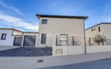 *** VILLA CONTEMPORAINE DE 130M2 AVEC GARAGE ET PISCINE – ARPAILLARGUES ET AUREILLAC *** – 5 pièces – 4 chambres – 120 m²