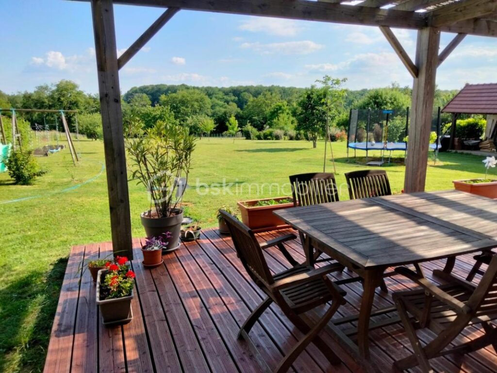 Magnifique maison familiale contemporaine en lisière de la Forêt des Bertranges avec double carport et garage – 7 pièces – 5 chambres – 180 m²