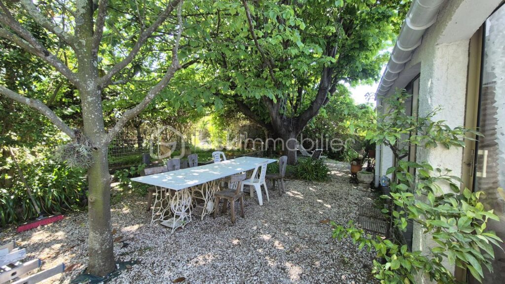 A VENDRE MAISON DE CARACTERE DE 278M² SUR TERRAIN DE 1562M² DONT UNE PARTIE CONSTRUCTIBLE A CERET – CENTRE VILLE – PROCHE DE TOUS LES COMMERCES ET DES ECOLES A PIED – AUCU VIS A VIS – PROCHE DU STADE – 11 pièces – 6 chambres – 278 m²