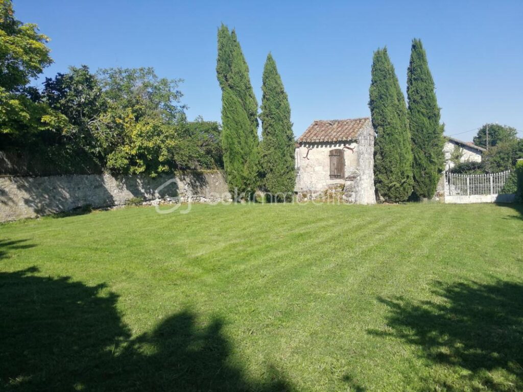 PROPRIETE DE VILLAGE EN PIERRE – PROCHE NERAC- 3 CHAMBRES- MEZZANINE- JARDIN- CLOITRE – 5 pièces – 3 chambres – 181 m²