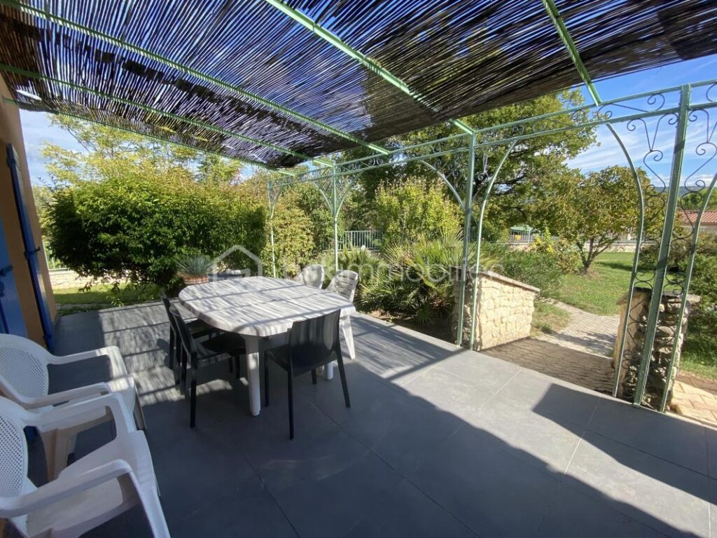 Maison de plain-pied prête à vivre avec piscine, garage et vue ouverte sur le Luberon sur terrain plat et clôturé de 1549 m² – 7 pièces – 4 chambres – 150 m²