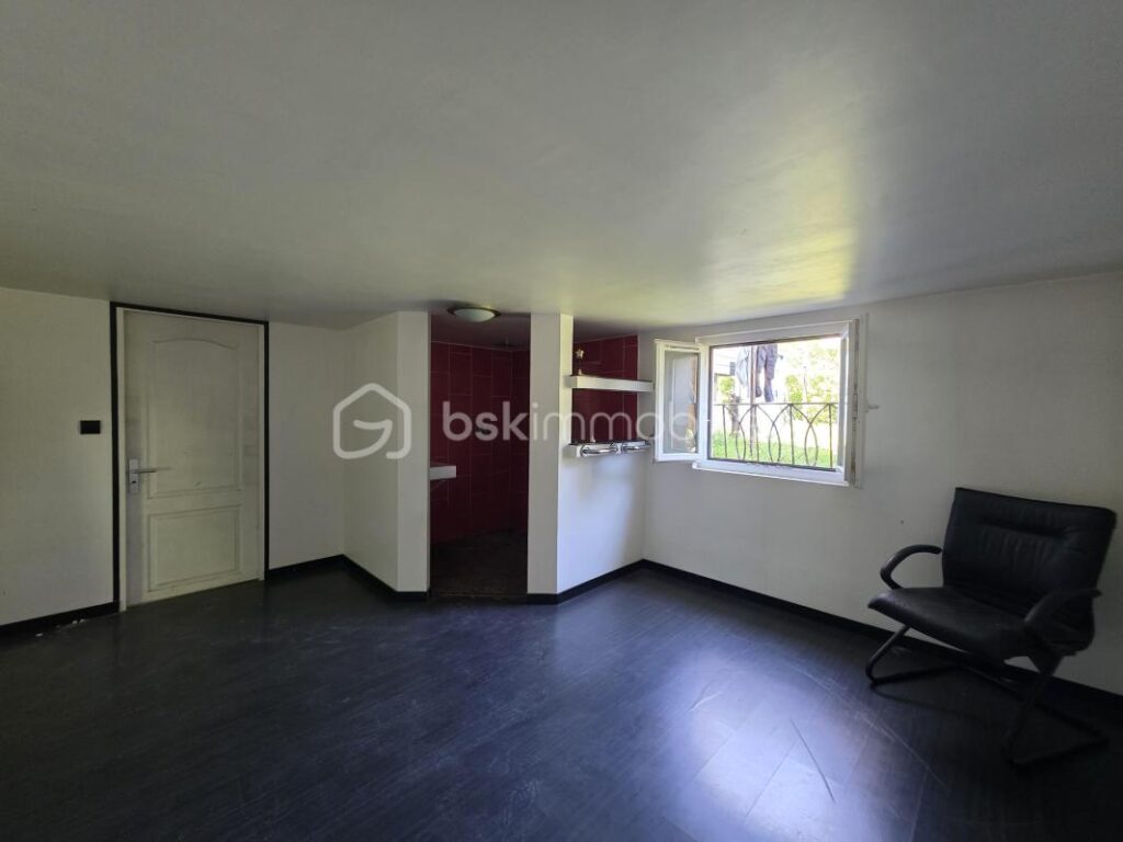 Pavillon de plain pied avec sous sol – 4 pièces – 2 chambres – 90 m²
