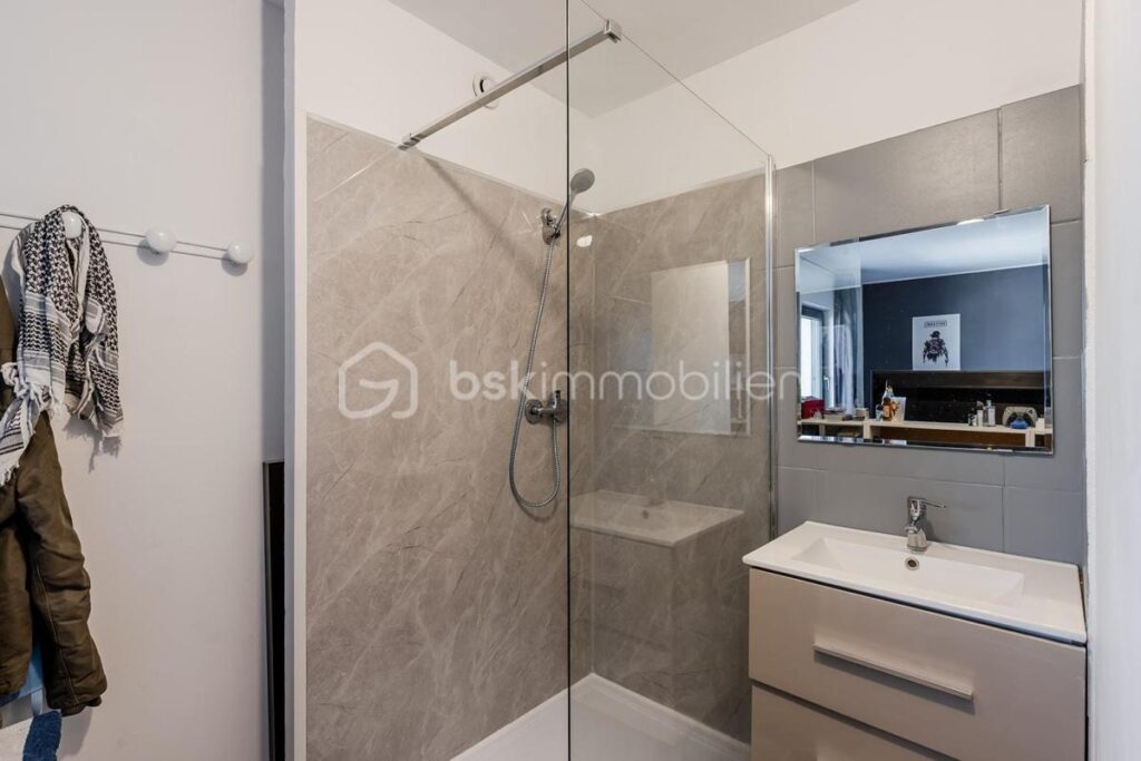 MAISON MODERNE QUASI AUTONOME AVEC PIECE DE VIE 80m2 – 5 pièces – 3 chambres – 163 m²