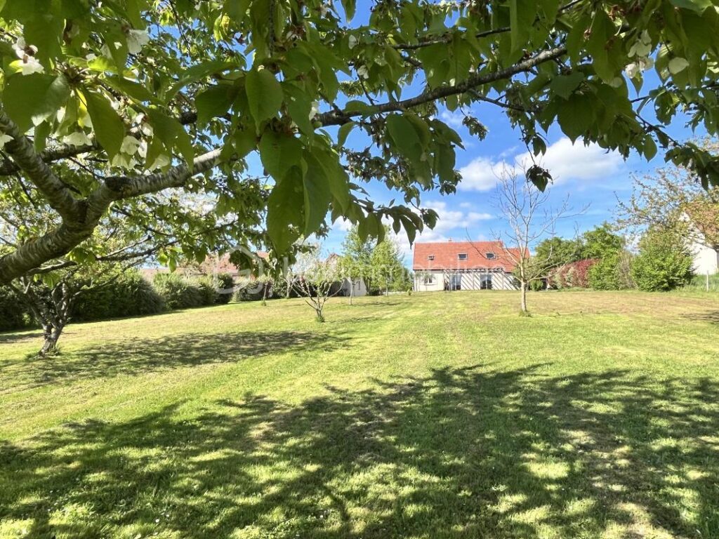 Magnifique maison familiale contemporaine en lisière de la Forêt des Bertranges avec double carport et garage – 7 pièces – 5 chambres – 180 m²