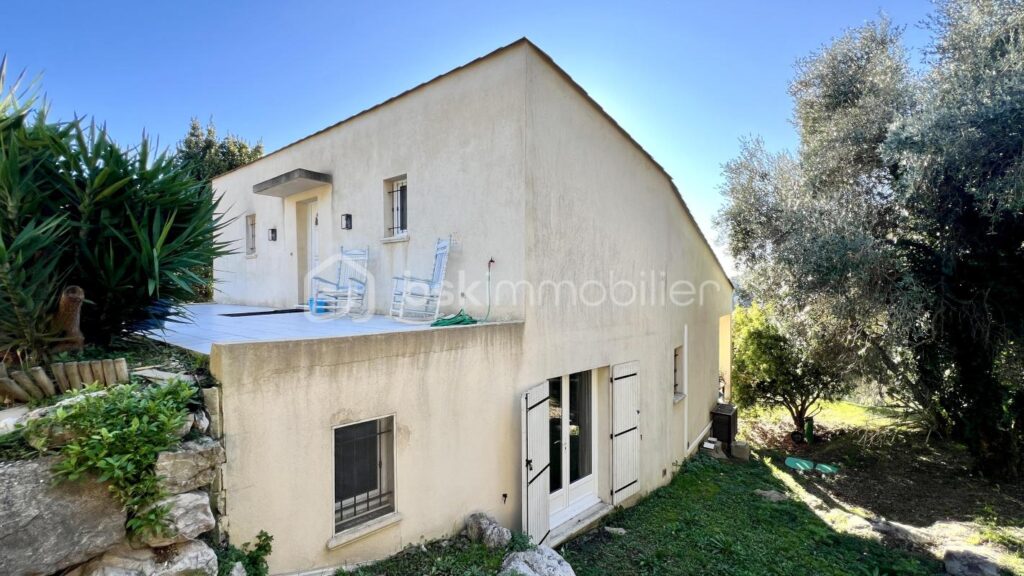 COUP DE CŒUR pour une villa individuelle à Vence Sud. Vue mer. Terrain piscinable – 4 pièces – 3 chambres – 135 m²