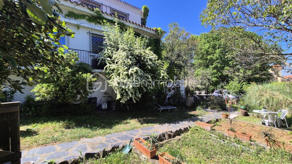 A VENDRE MAISON DE CARACTERE DE 278M² SUR TERRAIN DE 1562M² DONT UNE PARTIE CONSTRUCTIBLE A CERET – CENTRE VILLE – PROCHE DE TOUS LES COMMERCES ET DES ECOLES A PIED – AUCU VIS A VIS – PROCHE DU STADE – 11 pièces – 6 chambres – 278 m²