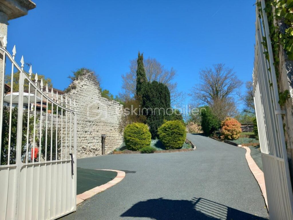 PROPRIETE DE VILLAGE EN PIERRE – PROCHE NERAC- 3 CHAMBRES- MEZZANINE- JARDIN- CLOITRE – 5 pièces – 3 chambres – 181 m²