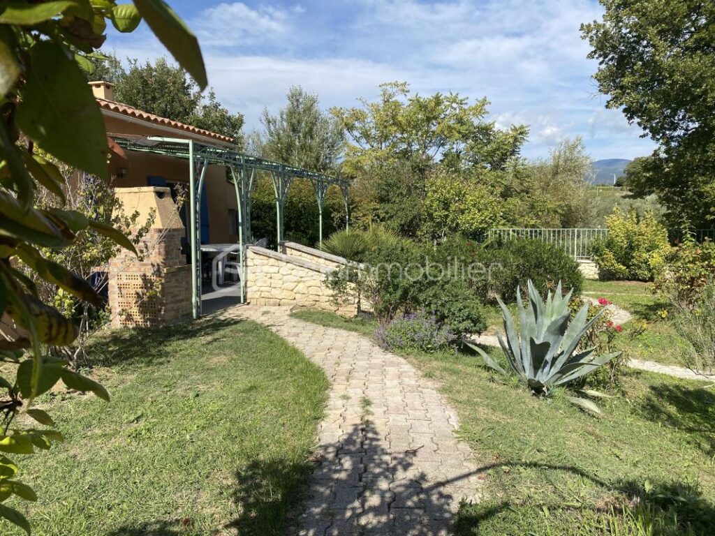 Maison de plain-pied prête à vivre avec piscine, garage et vue ouverte sur le Luberon sur terrain plat et clôturé de 1549 m² – 7 pièces – 4 chambres – 150 m²