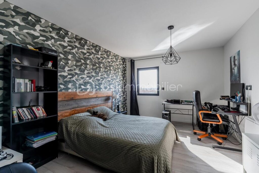 MAISON MODERNE QUASI AUTONOME AVEC PIECE DE VIE 80m2 – 5 pièces – 3 chambres – 163 m²