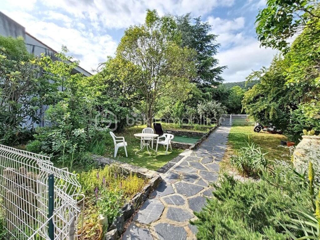 A VENDRE MAISON DE CARACTERE DE 278M² SUR TERRAIN DE 1562M² DONT UNE PARTIE CONSTRUCTIBLE A CERET – CENTRE VILLE – PROCHE DE TOUS LES COMMERCES ET DES ECOLES A PIED – AUCU VIS A VIS – PROCHE DU STADE – 11 pièces – 6 chambres – 278 m²