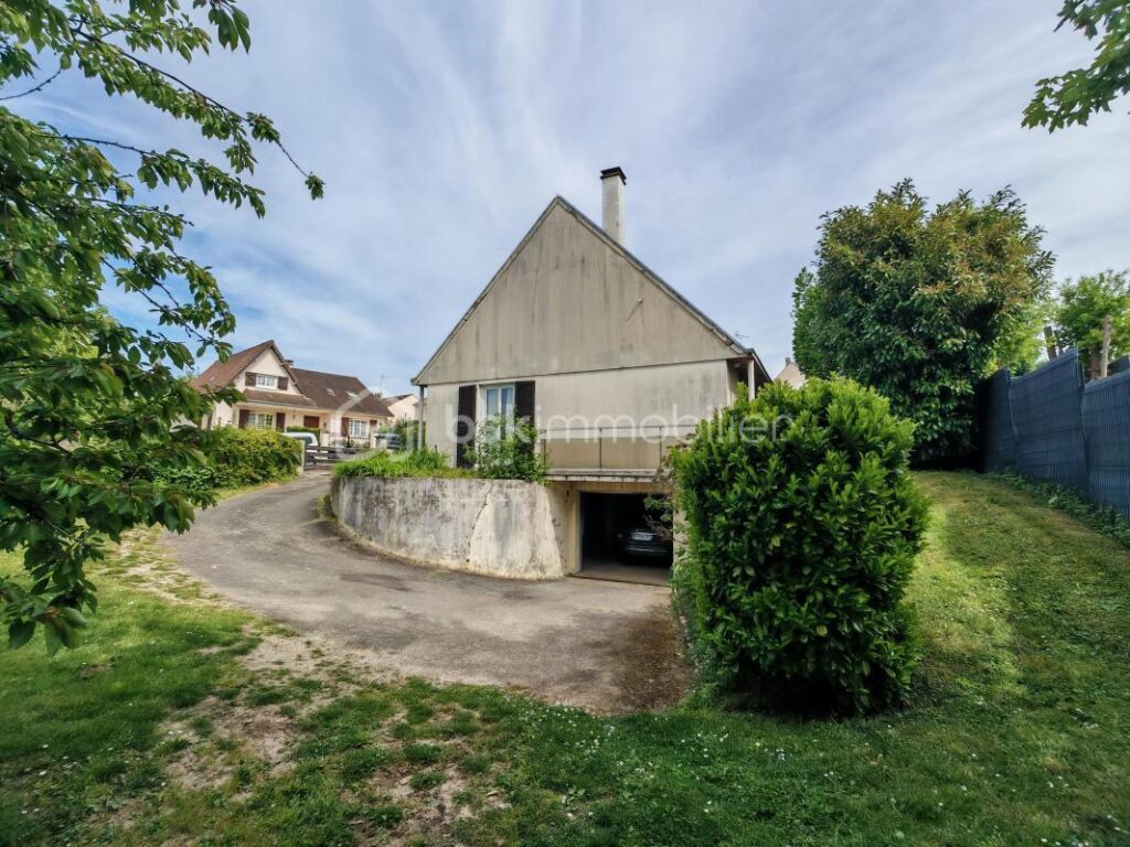 Maison familiale 5 pièces sur 3 niveaux – 137 m² – total surface au sol 250 m2 – Terrain 616m2 – Osny (95) – 5 pièces – 4 chambres – 137 m²