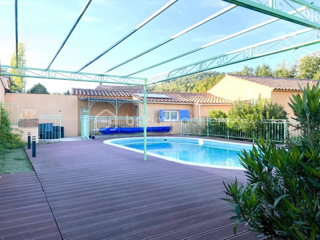 Maison de plain-pied prête à vivre avec piscine, garage et vue ouverte sur le Luberon sur terrain plat et clôturé de 1549 m² – 7 pièces – 4 chambres – 150 m²