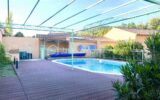Maison de plain-pied prête à vivre avec piscine, garage et vue ouverte sur le Luberon sur terrain plat et clôturé de 1549 m² – 7 pièces – 4 chambres – 150 m²