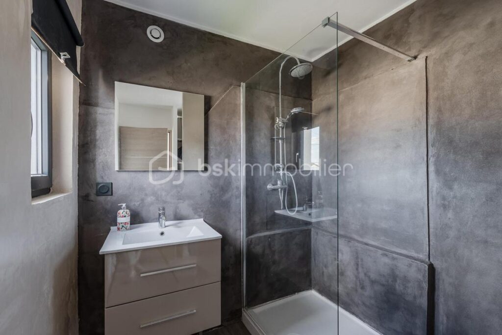 MAISON MODERNE QUASI AUTONOME AVEC PIECE DE VIE 80m2 – 5 pièces – 3 chambres – 163 m²