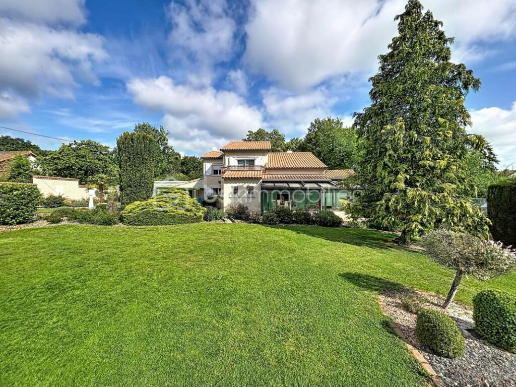 Propriété à Bressuire – 7 pièces – 4 chambres – 164 m²