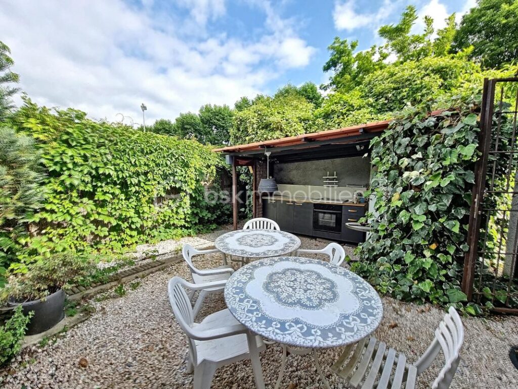 A VENDRE MAISON DE CARACTERE DE 278M² SUR TERRAIN DE 1562M² DONT UNE PARTIE CONSTRUCTIBLE A CERET – CENTRE VILLE – PROCHE DE TOUS LES COMMERCES ET DES ECOLES A PIED – AUCU VIS A VIS – PROCHE DU STADE – 11 pièces – 6 chambres – 278 m²
