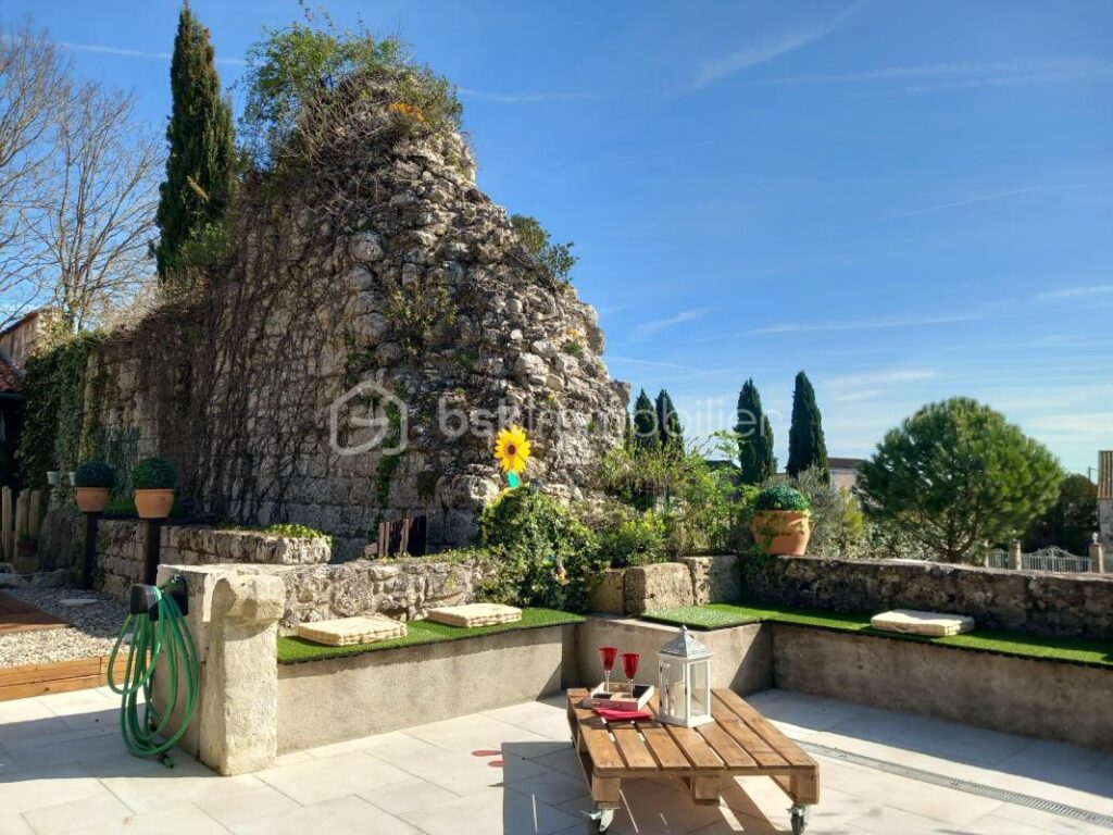 PROPRIETE DE VILLAGE EN PIERRE – PROCHE NERAC- 3 CHAMBRES- MEZZANINE- JARDIN- CLOITRE – 5 pièces – 3 chambres – 181 m²