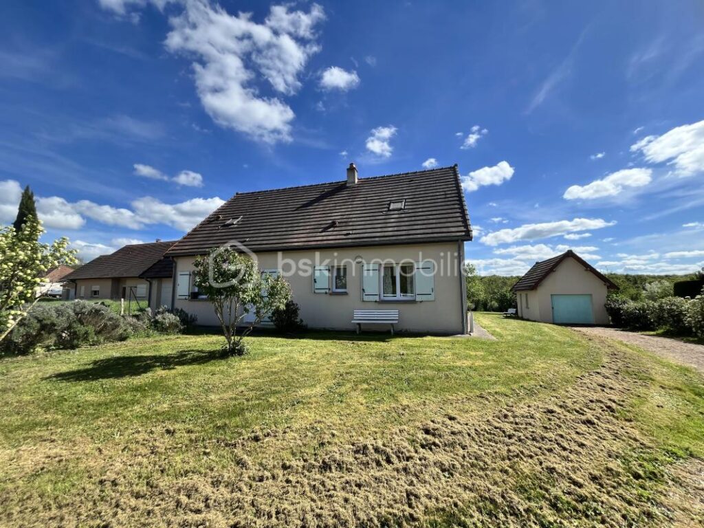 Magnifique maison familiale contemporaine en lisière de la Forêt des Bertranges avec double carport et garage – 7 pièces – 5 chambres – 180 m²