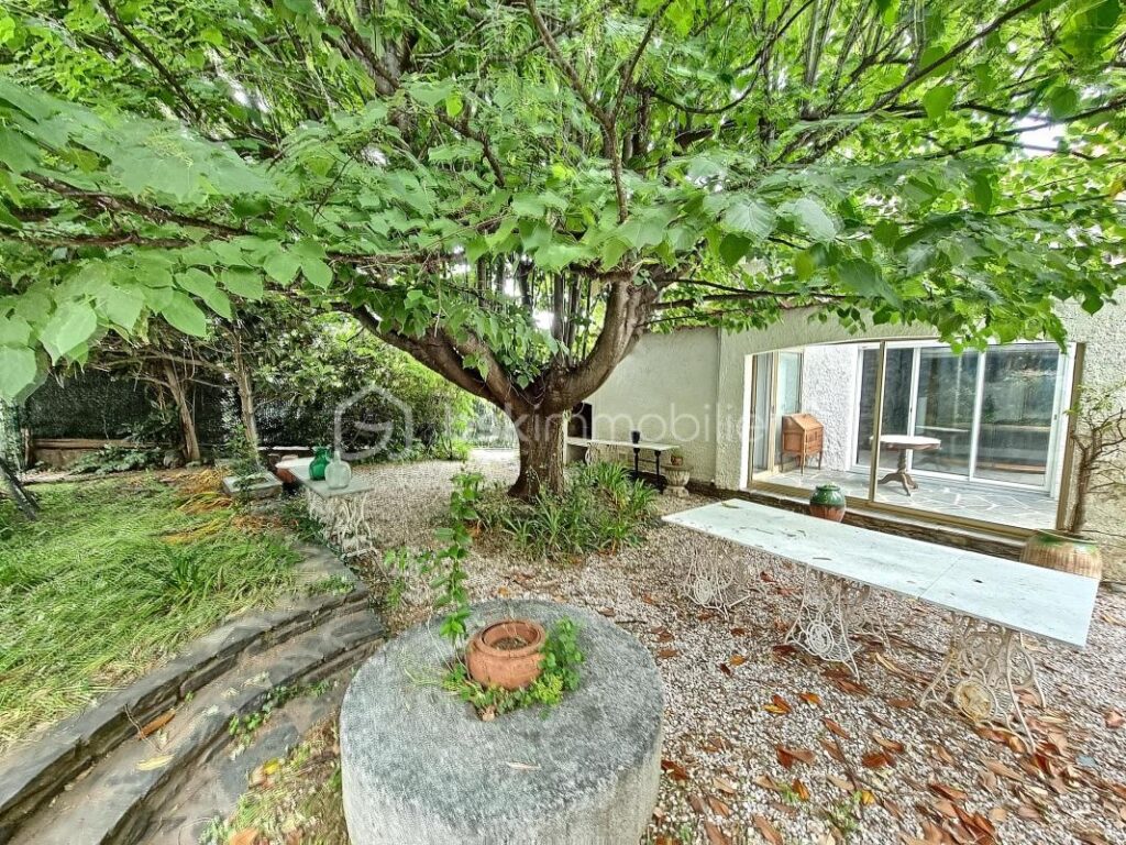 A VENDRE MAISON DE CARACTERE DE 278M² SUR TERRAIN DE 1562M² DONT UNE PARTIE CONSTRUCTIBLE A CERET – CENTRE VILLE – PROCHE DE TOUS LES COMMERCES ET DES ECOLES A PIED – AUCU VIS A VIS – PROCHE DU STADE – 11 pièces – 6 chambres – 278 m²