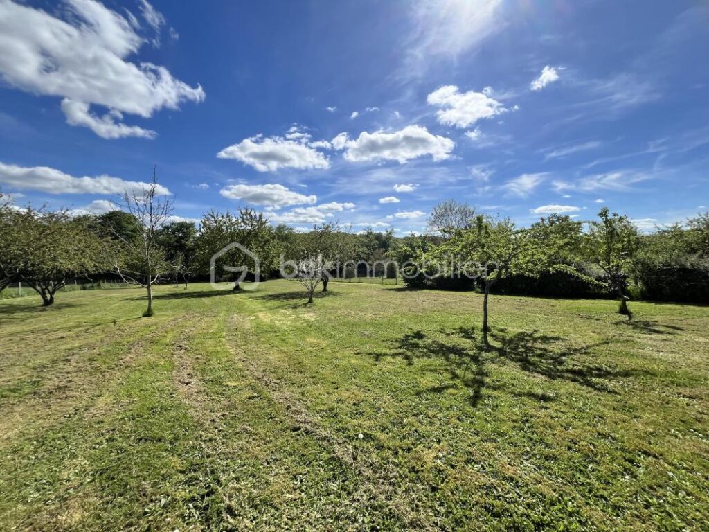 Magnifique maison familiale contemporaine en lisière de la Forêt des Bertranges avec double carport et garage – 7 pièces – 5 chambres – 180 m²