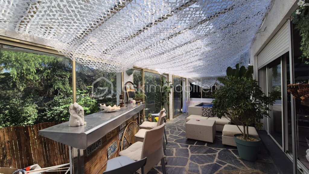 A VENDRE MAISON DE CARACTERE DE 278M² SUR TERRAIN DE 1562M² DONT UNE PARTIE CONSTRUCTIBLE A CERET – CENTRE VILLE – PROCHE DE TOUS LES COMMERCES ET DES ECOLES A PIED – AUCU VIS A VIS – PROCHE DU STADE – 11 pièces – 6 chambres – 278 m²