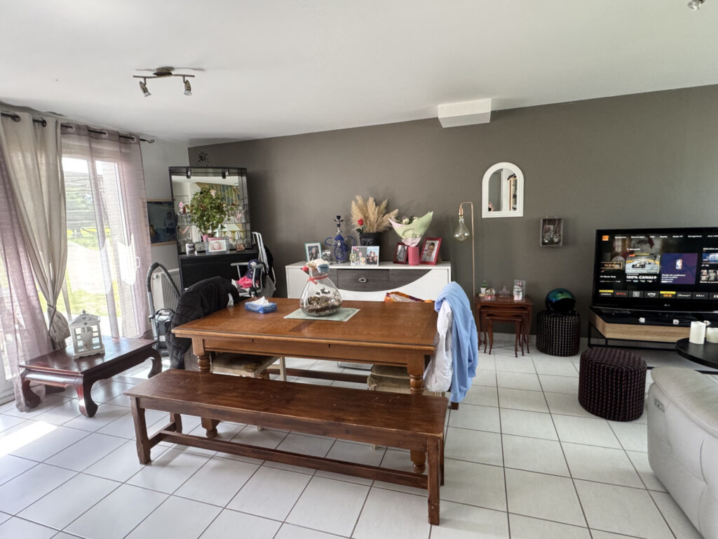 Proposée par Cazin Immobilier Située entre Vimoutiers et Gac – 6 pièces – 5 chambres – 109 m²