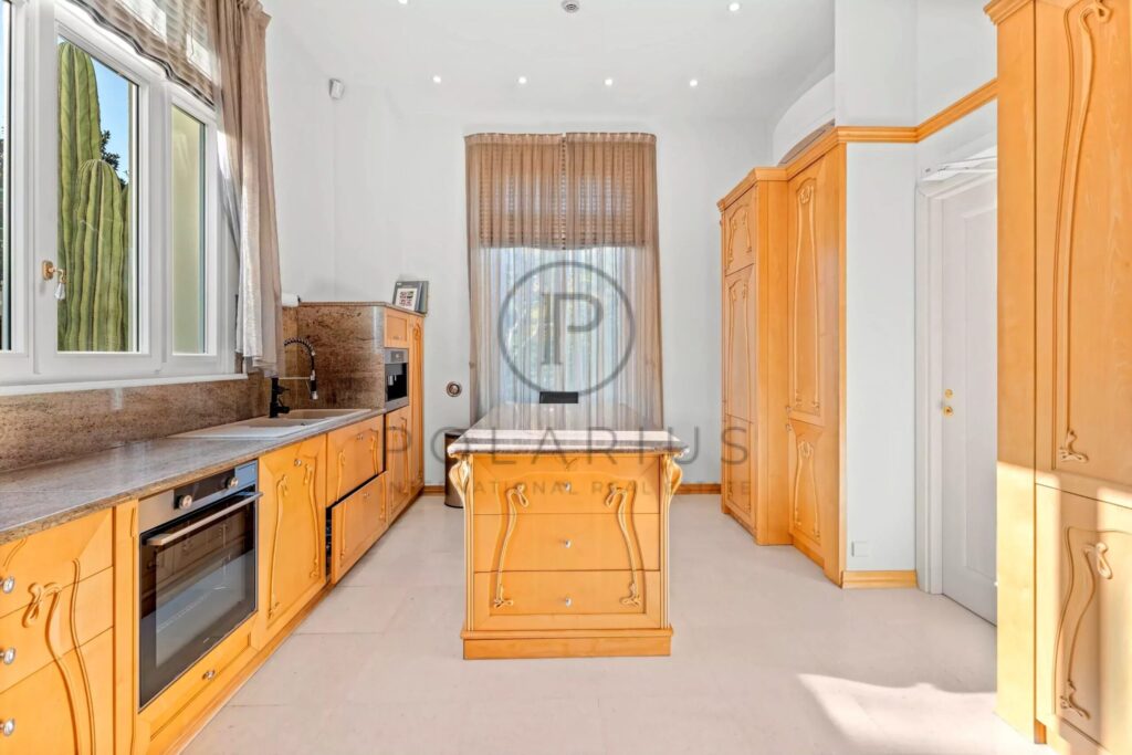 Domaine d’exception à vendre au Cap d’Antibes – Château du Cap – 15 pièces – 11 chambres – 1000 m²