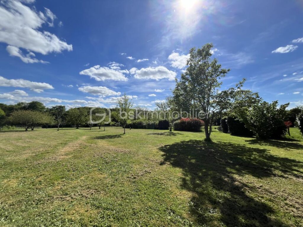 Magnifique maison familiale contemporaine en lisière de la Forêt des Bertranges avec double carport et garage – 7 pièces – 5 chambres – 180 m²