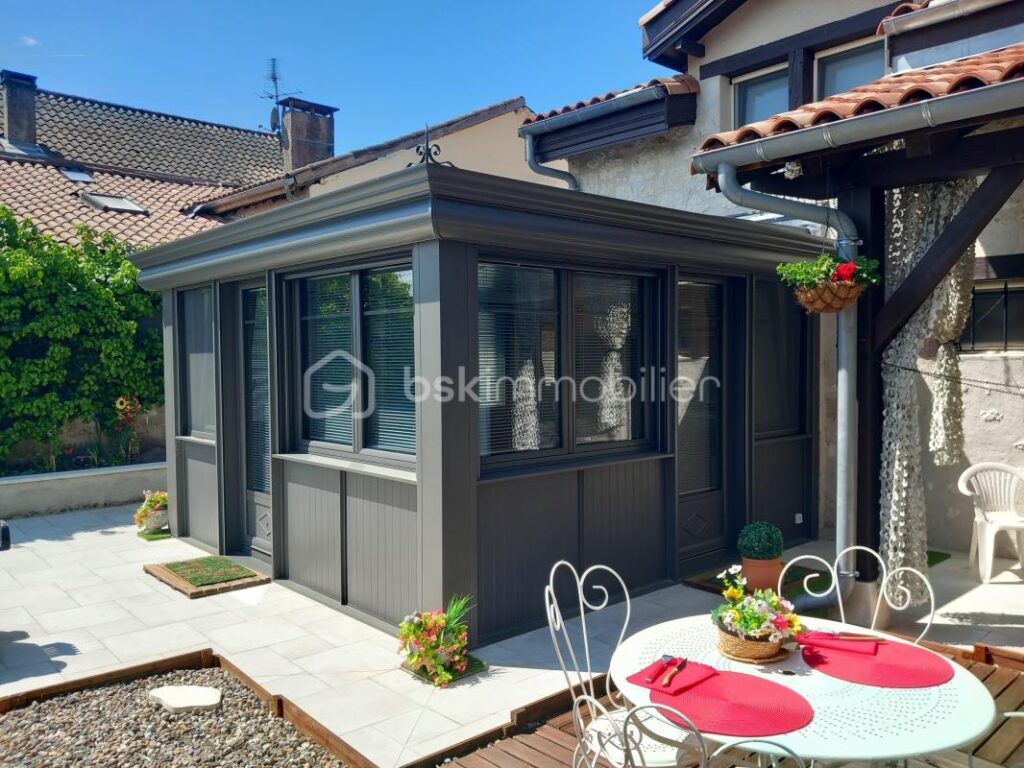 PROPRIETE DE VILLAGE EN PIERRE – PROCHE NERAC- 3 CHAMBRES- MEZZANINE- JARDIN- CLOITRE – 5 pièces – 3 chambres – 181 m²