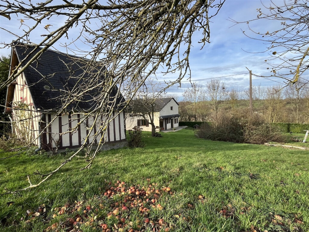 Située au milieu des prairies du Pays d&rsquo;Auge, au bout d&rsquo;un c – 9 pièces – 6 chambres – 170 m²