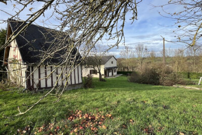 Située au milieu des prairies du Pays d&rsquo;Auge, au bout d&rsquo;un c – 9 pièces – 6 chambres – 170 m²