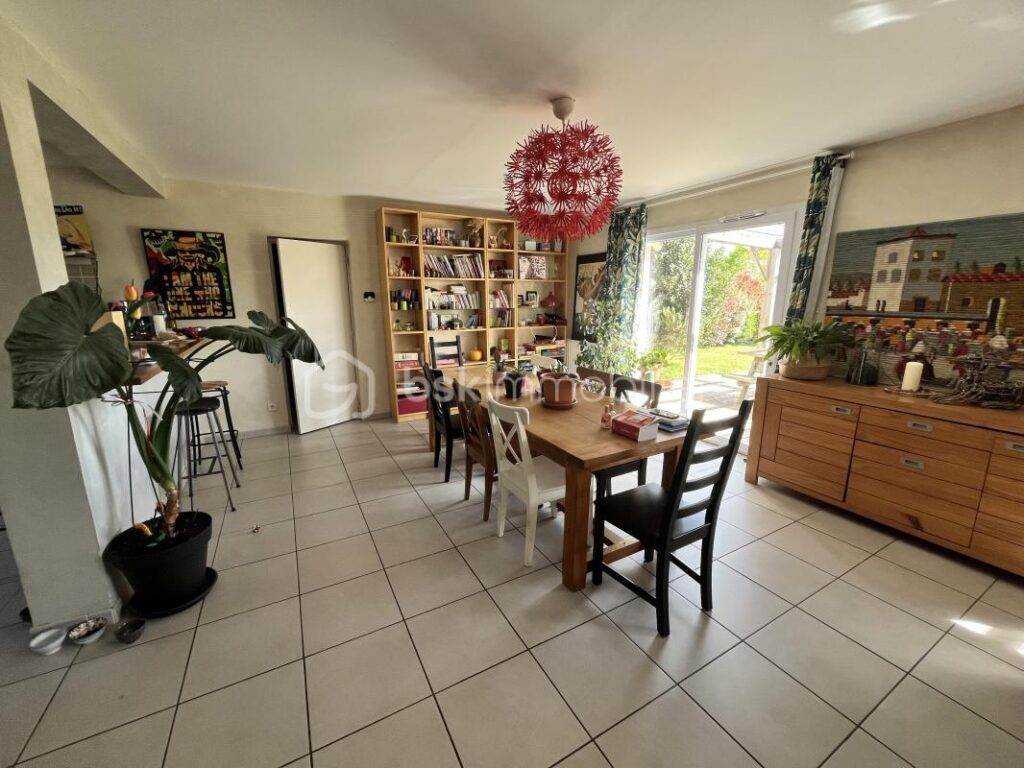 Magnifique maison familiale contemporaine en lisière de la Forêt des Bertranges avec double carport et garage – 7 pièces – 5 chambres – 180 m²
