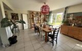 Magnifique maison familiale contemporaine en lisière de la Forêt des Bertranges avec double carport et garage – 7 pièces – 5 chambres – 180 m²