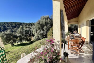 COUP DE CŒUR pour une villa individuelle à Vence Sud. Vue mer. Terrain piscinable – 4 pièces – 3 chambres – 135 m²