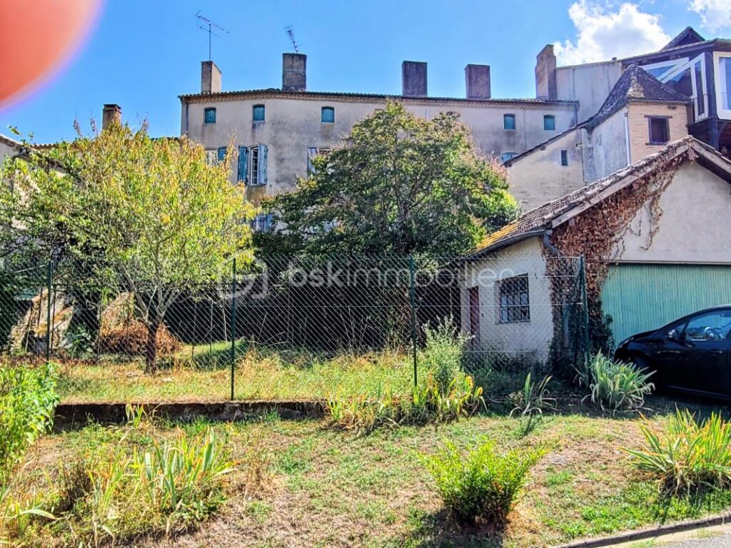 Volumes et potentiel – Maison de 240 m² avec vue dégagée sur la Garonne – 7 pièces – 4 chambres – 207 m²