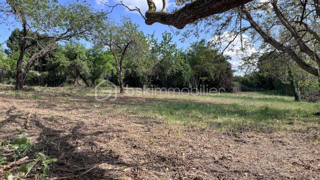 Terrain offrant : Vue dégagée, Calme et Tranquillité – NR pièces – NR chambres – 1860 m²