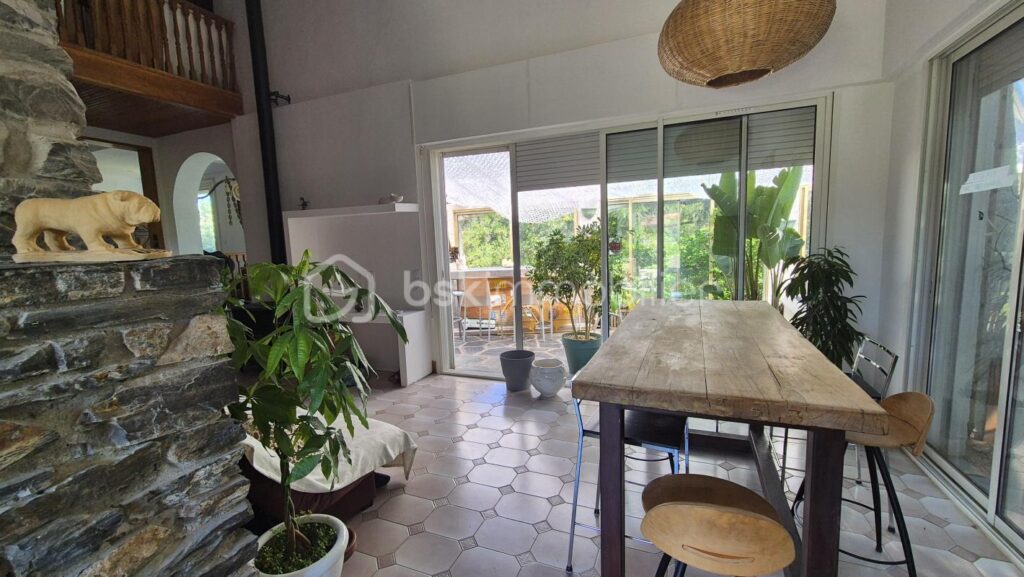 A VENDRE MAISON DE CARACTERE DE 278M² SUR TERRAIN DE 1562M² DONT UNE PARTIE CONSTRUCTIBLE A CERET – CENTRE VILLE – PROCHE DE TOUS LES COMMERCES ET DES ECOLES A PIED – AUCU VIS A VIS – PROCHE DU STADE – 11 pièces – 6 chambres – 278 m²