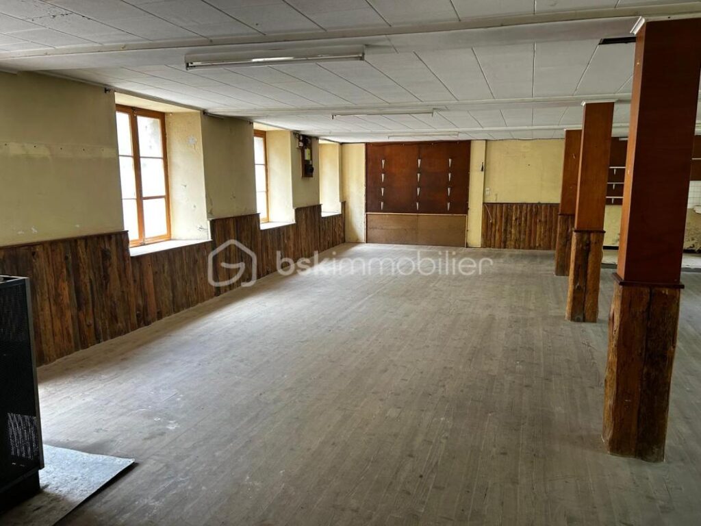PONT-DE-BEAUVOISIN – PLATEAU 90 m² + CAVE 55 m² | FORT POTENTIEL – 1 pièce – NR chambres – 90 m²