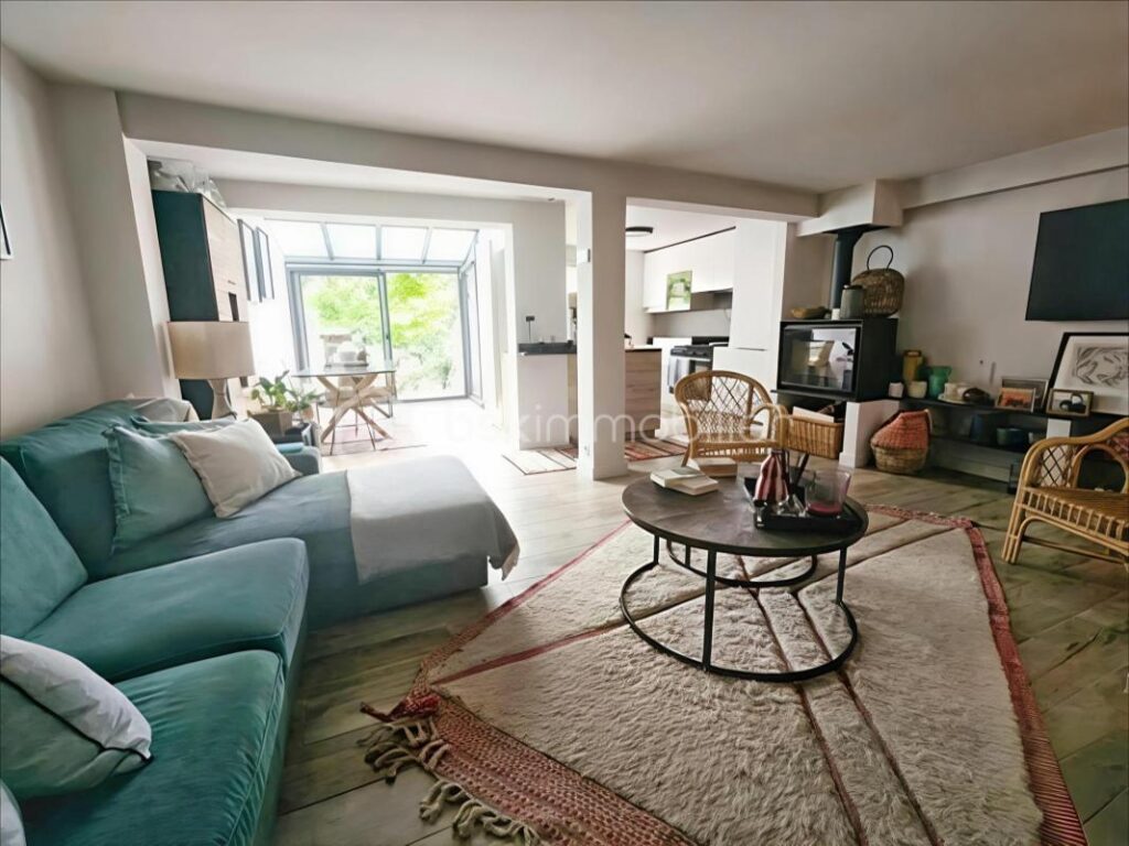 Charmante maison au coeur du village avec jardin – 6 pièces – 4 chambres – 142 m²