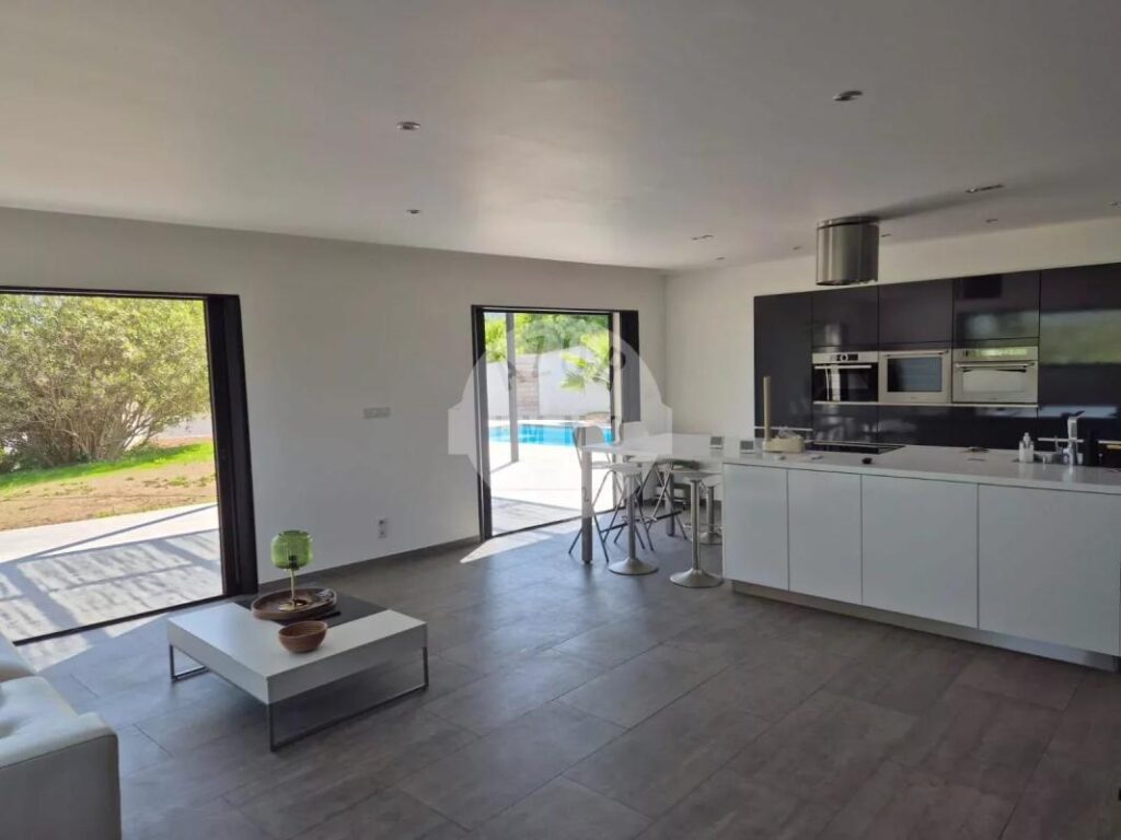 LOCATION – Villa Lascours 135m² sur 2200m² de terrain avec piscine et garage – 4 pièces – 3 chambres – 135 m²