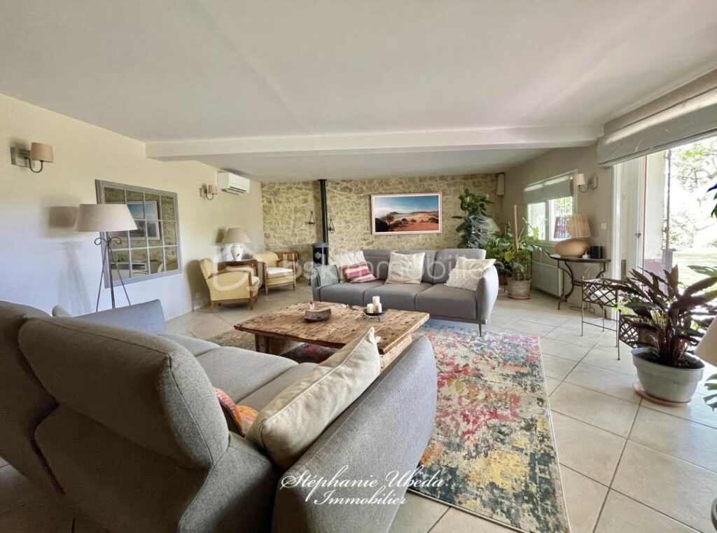 Mas de caractère de 250m2 – 6ch – sur 10000m2 au calme absolu – Cadre provençal d’exception à proximité du Golf de Pont Royal – 7 pièces – 6 chambres – 226 m²