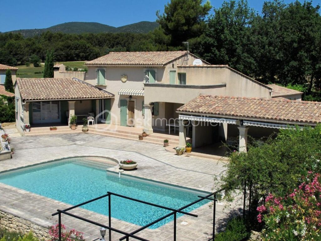 Lauris – Propriété de caractère avec vue panoramique au pied du Luberon – 8 pièces – 5 chambres – 150 m²